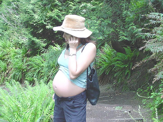 Schwangere im Wald